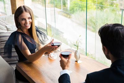 6 Reasons Experts Say Women Should Pay for the First Date Too