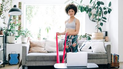 A physical therapist says this one move is even better than dead bugs for developing functional core strength, and it’s completely beginner-friendly