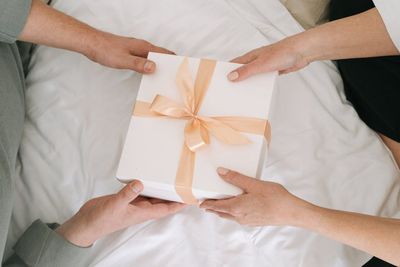 7 Gift-Giving Habits That Reveal Who Really Holds the Power in a Relationship