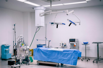 Russian Doctors Refuse to Flee During Earthquake, Choose to Save Patient Mid-Surgery Instead