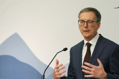 Canada Central Bank Holds Rate Steady Citing US Tariff 'Threats'