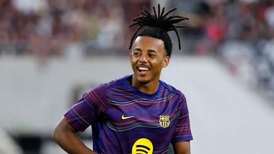 Barcelona Star Defender ‘Confirms’ Contract Extension