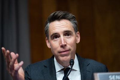 Senate panel approves bill to ban elected officials' stock trades - Roll Call