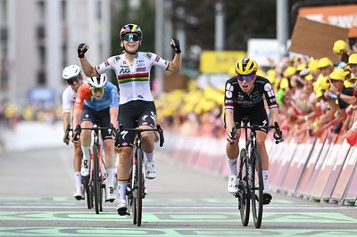 Tour de France Femmes stage 5: Kim Le Court-Pienaar awarded victory ahead of Demi Vollering in photo-finish sprint and reclaims yellow jersey