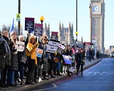 Nine out of 10 nurses in England, Wales and Northern Ireland reject pay award