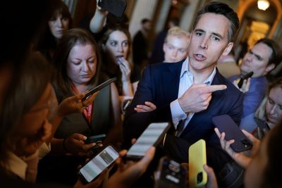 Hawley says he and Trump had ‘nice visit’ after president ripped him as ‘second-tier’ over stock bill: ‘Full speed ahead’
