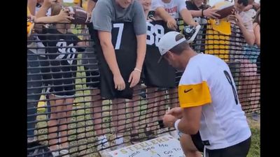 Aaron Rodgers Prioritized Signing One Steelers Fan's Sign for Classy Reason