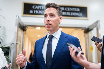 Trump 'in discussions' with Hawley, lawmakers about stock trading bill - Roll Call