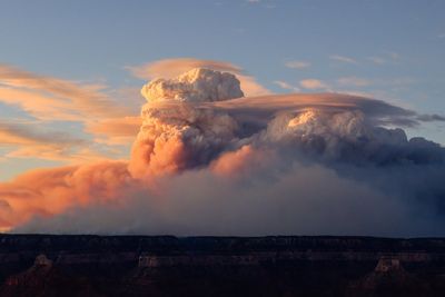 'Fire clouds' over Arizona and Utah wildfires are creating their own erratic climate