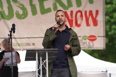 Greens begin voting in leadership battle between ‘eco-populist’ and ‘proven’ MPs