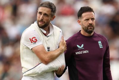 England fear Chris Woakes will miss Ashes after dislocating shoulder during fifth Test against India