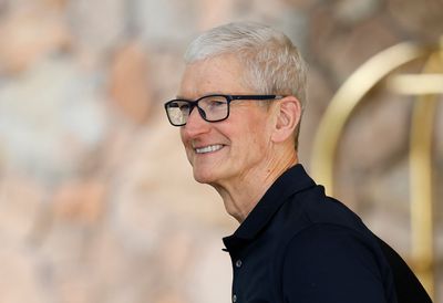 Apple's blowout earnings marred by tariff fears, a slow AI rollout, and the stock barely moves