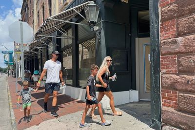 Paula Deen has abruptly closed the Savannah restaurant that launched her to Food Network fame