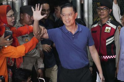 Indonesian president frees hundreds of prisoners as part of unity plan