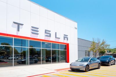 Jury orders Tesla to pay more than $200m to plaintiffs in deadly 2019 Autopilot crash