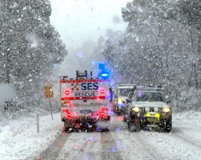 Snow falls in Queensland as NSW SES report 100 vehicles stuck in heavily blanketed northern tablelands