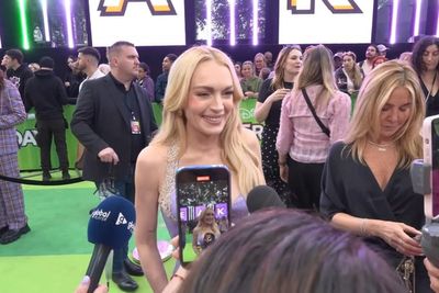 Lindsay Lohan pays homage to original Freaky Friday look on red carpet