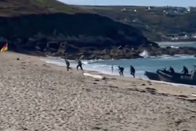 Police chase cocaine smugglers along beach after dramatic sea pursuit