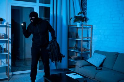 9 Subtle Clues That Tell Burglars You’re an Easy Target