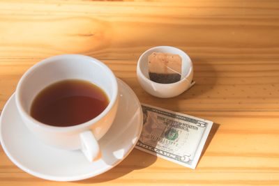 7 Tipping Habits That Seem Fine—But Come Off as Rude