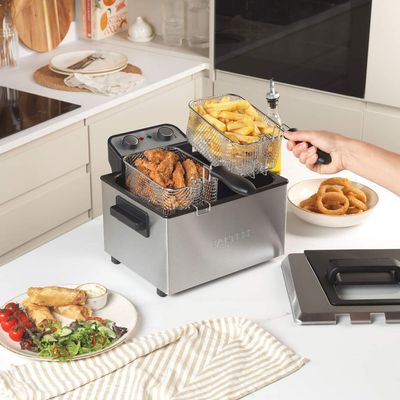 Is buying a deep fat fryer for your kitchen a good idea or simply a whole lot of mess? I tried this one (for under £60!) to find out