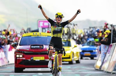 Pauline Ferrand-Prévot takes the stage win and the yellow jersey on the Col de la Madeleine at the Tour de France Femmes