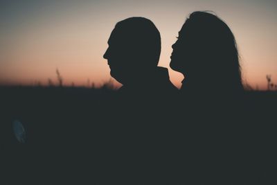14 Warning Signs Someone Is Pretending to Like You