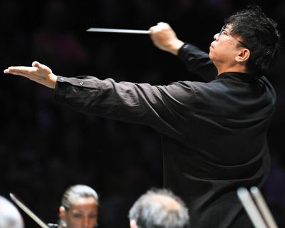 Hallé/Wong review – new conductor commands an utterly gripping performance
