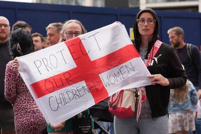 Protesters tried to break into Canary Wharf hotel housing asylum seekers, say police