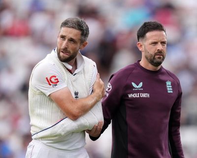 Woakes ‘ready to bat if needed’ says Root as England put bodies on line to seal victory