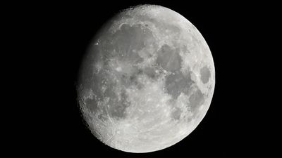 See the moon shine alongside red supergiant star Antares after sunset tonight