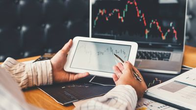 Bitcoin vs Stocks: Which $15,000 Investment Would Make You a Billionaire?