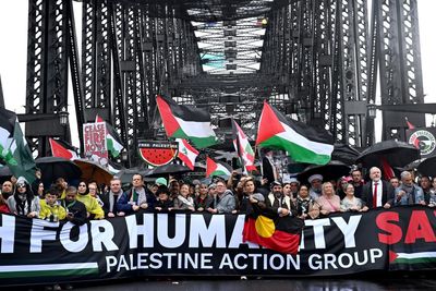 Chris Minns faces angry backlash from caucus over ‘risible’ Sydney Harbour Bridge protest stance