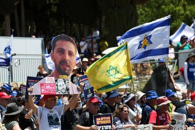 Israeli protesters demand Gaza ceasefire and hostage deal outside Netanyahu’s office