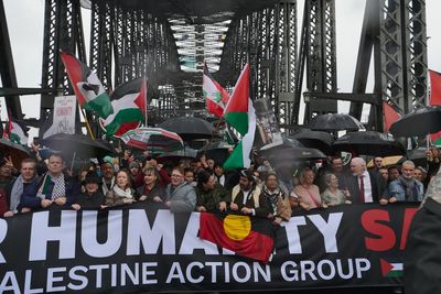 Chris Minns stares down backbench revolt over handling of Sydney Harbour Bridge protest