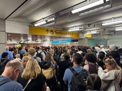 Heathrow chaos as tunnel closure sparks overcrowding and Elizabeth line suspension