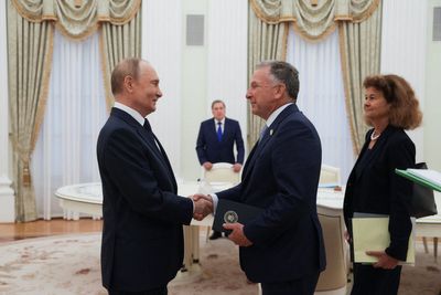 Trump envoy meets Putin in Moscow as Ukraine ceasefire deadline nears