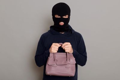 9 Things You Keep in Your Purse That Could Invite Theft