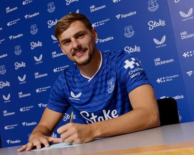 Everton seal £28m deal for Chelsea midfielder Kiernan Dewsbury-Hall