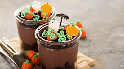 These pumpkin patch dirt cups are too cute not to share – make them now to celebrate the holiday early