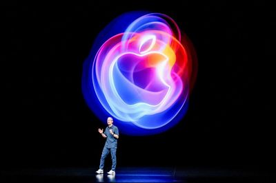 Trump announces Apple’s plan to invest $100bn in US manufacturing