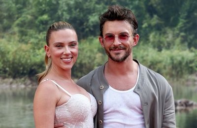 Jonathan Bailey hails 'extraordinary' Scarlett Johansson