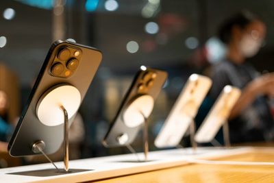 Corning Stock Jumps After Apple Announces Plans To Make All iPhone, Apple Watch Glass In The US