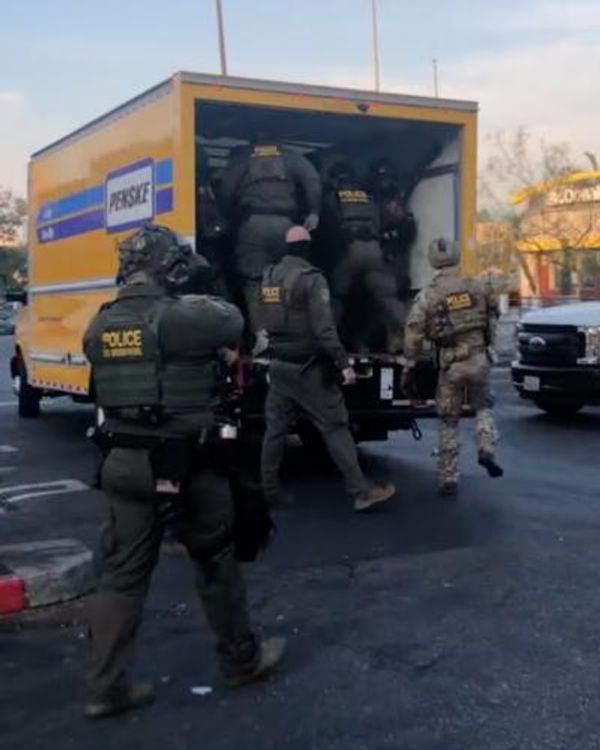 Border patrol agents jump out of rental truck and ambush people at LA Home Depot