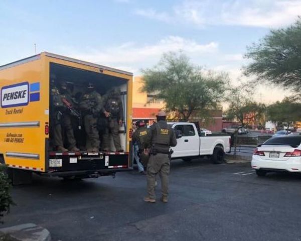 Border patrol agents jump out of rental truck and ambush people at LA Home Depot