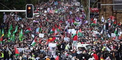 How do scientists estimate crowd sizes at public events – and why are they often disputed?
