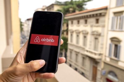 Airbnb's CFO Warns of Slower Growth Ahead: Sees 'Difficult Year-Over-Year Comparison' After Booking Surge In 2024 — Stock Dips Over 6%