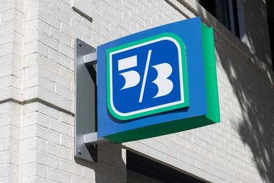 What Are Wall Street Analysts' Target Price for Fifth Third Bancorp Stock?