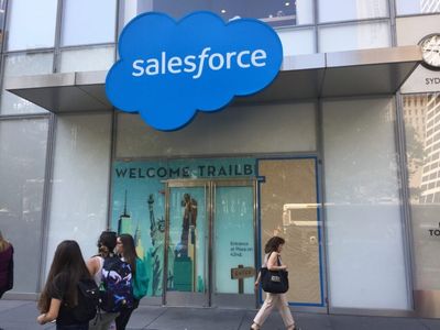 Jim Cramer: This Financial Stock Is 'Just Too Dicey', Salesforce Is A 'Little Tough Right Now'