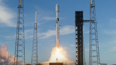 Falcon 9 rocket launches Amazon Kuiper satellites on SpaceX's 100th mission of the year (video)